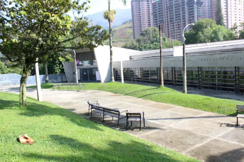 Vista del campus con las montañas al fondo