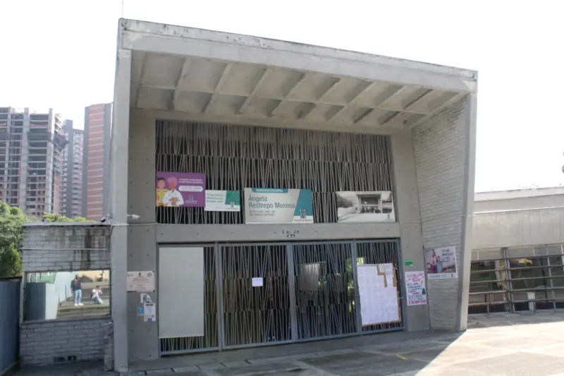 Fachada principal de la I.E. Ángela Restrepo Moreno