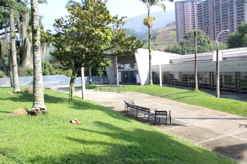 Patio central y bloque administrativo