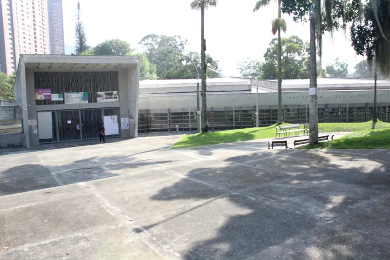 Plazoleta de acceso de la institución